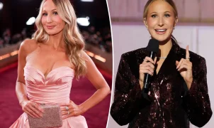 Nikki Glaser revela usar unhas postiças Glamnetic em programas de TV
