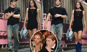 Joe Alwyn e a comediante Mary Beth Barone são vistos juntos em noite em Nova York