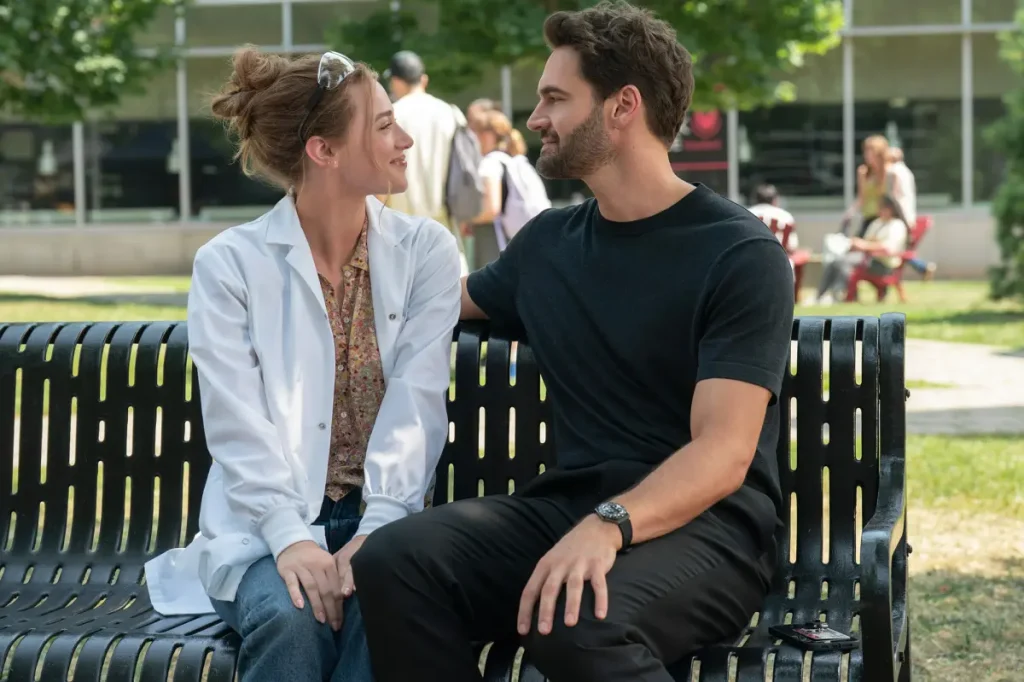 Prime Video estreia The Love Hypothesis com Lili Reinhart e Tom Bateman