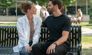 Prime Video estreia The Love Hypothesis com Lili Reinhart e Tom Bateman