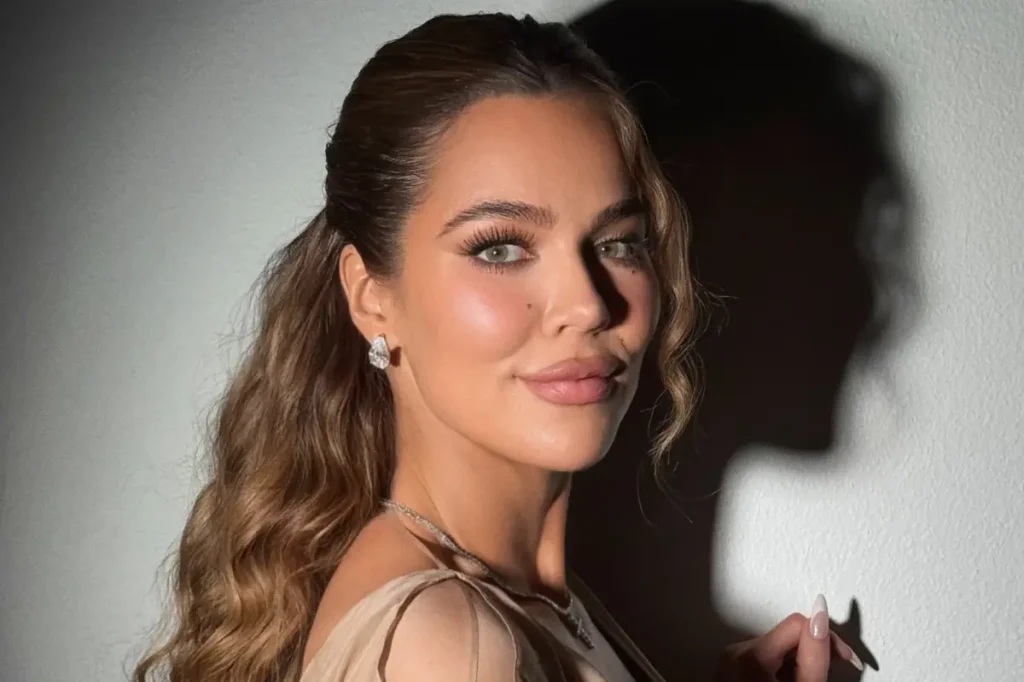 Khloé Kardashian diz comprar batons da Colorgram em todas as cores