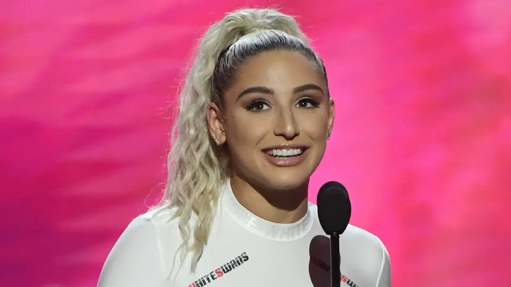 Superfã dos Hurricanes, Abella Danger celebra título de madrinha de fraternidade antes da nova temporada