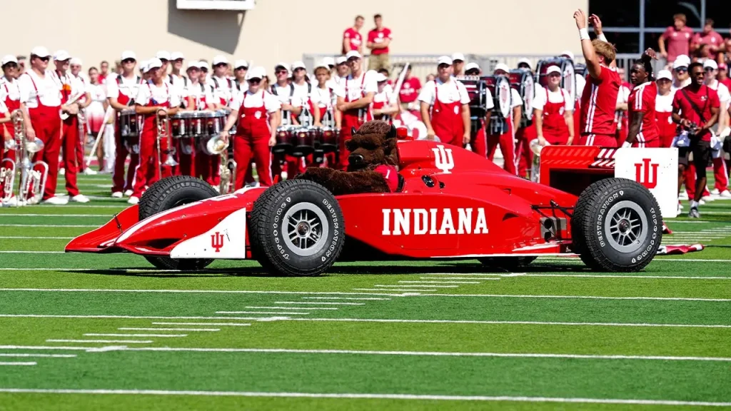 Mascote dos Hoosiers abre a nova temporada com apresentação que inclui tirolesa e carro de corrida