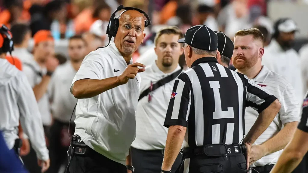 Técnico do Virginia Tech critica penalidade por high-five em cadetes militares: Parece algo anti-americano