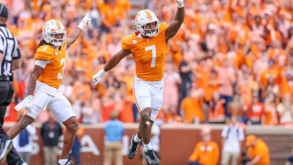 Linebacker do Tennessee transforma suspensão da NCAA em campanha contra o câncer