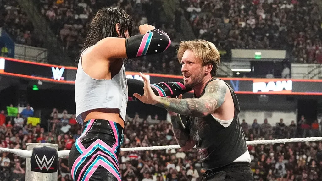 Comediante Matt Mathews é arrastado para o ring e atacado por astros da WWE no Monday Night Raw