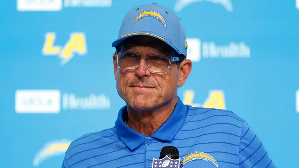 Harbaugh admite arrependimento por poupar titulares na pré-temporada após derrota dos Chargers