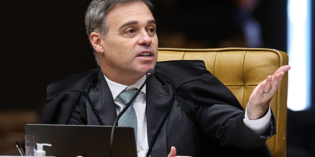 Mendonça vota por separar julgamento de Moraes e mantém placar apertado no STF
