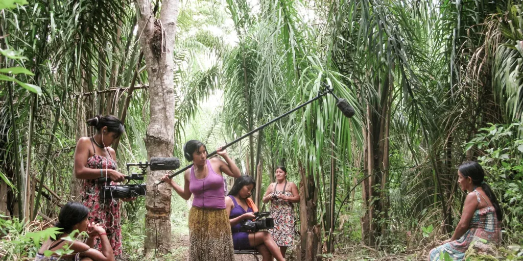 Publicações mapeiam cinema de mulheres indígenas e propõem audiovisual ético