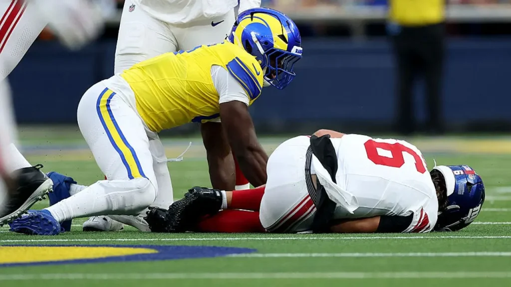 Jaxson Dart sofre lesão no joelho esquerdo em derrota dos Giants para os Rams e passará por ressonância magnética