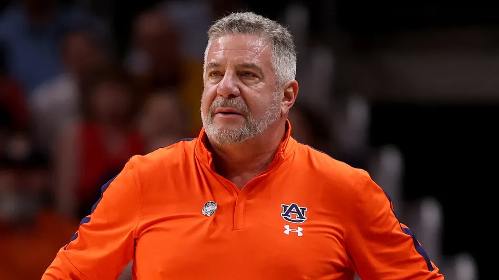 Bruce Pearl elogia Robert Kraft por banir Macklemore do Gillette Stadium