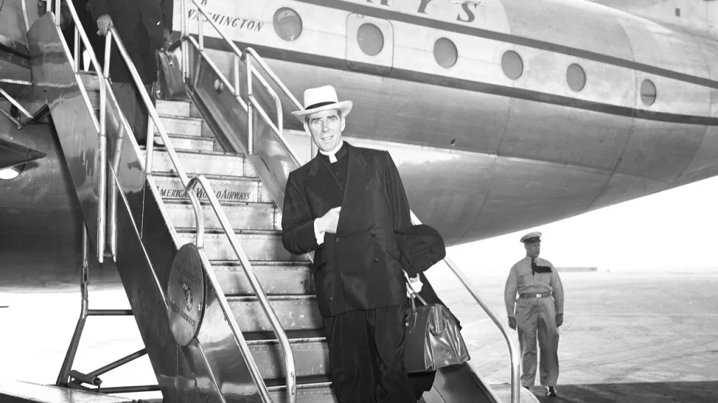 Menino que sobreviveu sem pulso por 61 minutos impulsiona beatificação de Fulton Sheen