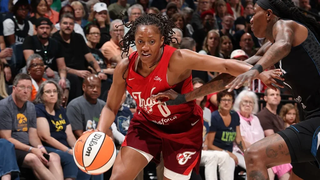 Fever decide seed contra Lynx na última rodada da WNBA; Kelsey Mitchell bate recorde de pontos