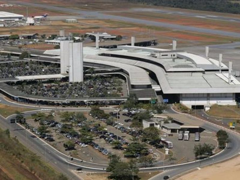 Confins suspende pousos e decolagens por intervenção na pista e cancela 45 voos
