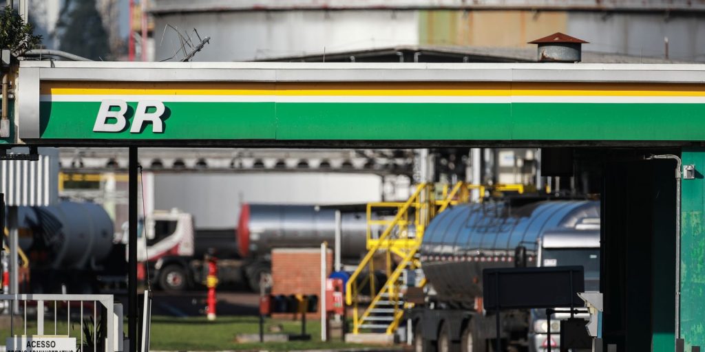 Petrobras reajusta diesel em R$ 1, mas subvenção federal zera efeito no preço final