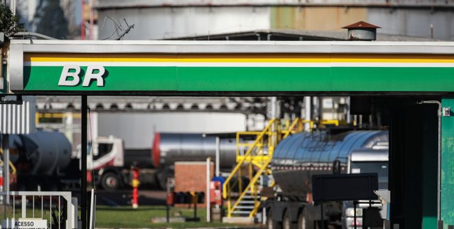 Petrobras reajusta diesel em R$ 1, mas subvenção federal zera efeito no preço final