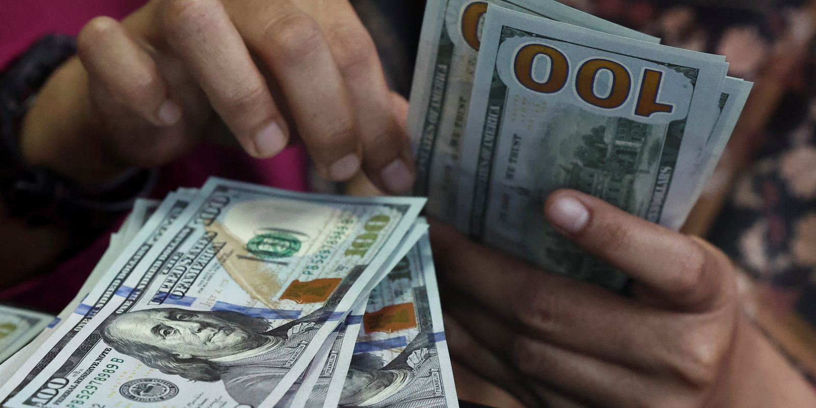 Dólar fecha a R$ 5,22, maior nível em quase seis meses, e Ibovespa cai pela quarta vez seguida