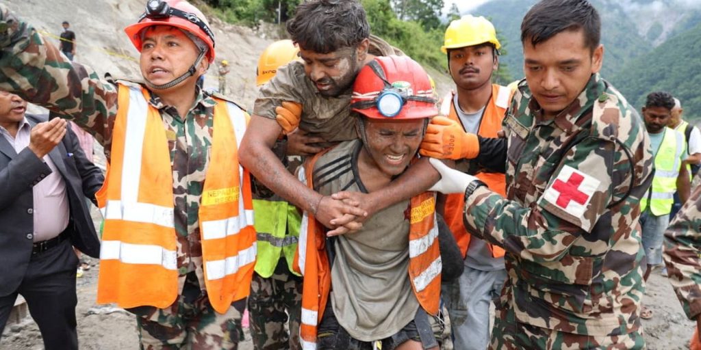 Nepal intensifica buscas por trabalhadores soterrados após enchentes no Himalaia