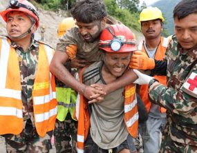 Nepal intensifica buscas por trabalhadores soterrados após enchentes no Himalaia