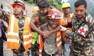 Nepal intensifica buscas por trabalhadores soterrados após enchentes no Himalaia