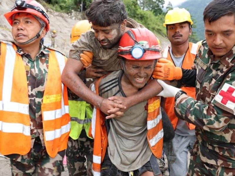Nepal intensifica buscas por trabalhadores soterrados após enchentes no Himalaia