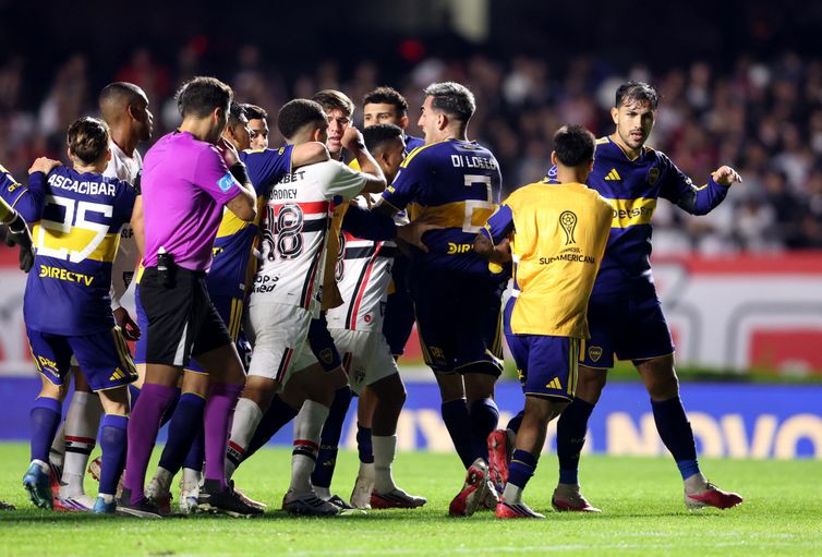 Soccer Football - Copa Sudamericana - Quarter Final - Second Leg - Sao Paulo v Boca Juniors - Cicero Pompeu de Toledo Stadium, Sao Paulo, Brazil - September 15, 2026 Players clash after the match REUTERS/Alex Silva