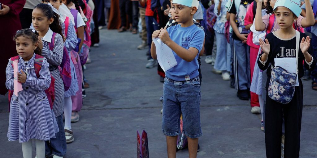 Após quase três anos, crianças de Gaza voltam às aulas em escolas destruídas e tendas