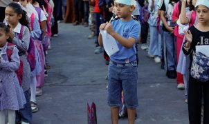 Após quase três anos, crianças de Gaza voltam às aulas em escolas destruídas e tendas
