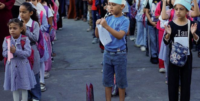Após quase três anos, crianças de Gaza voltam às aulas em escolas destruídas e tendas