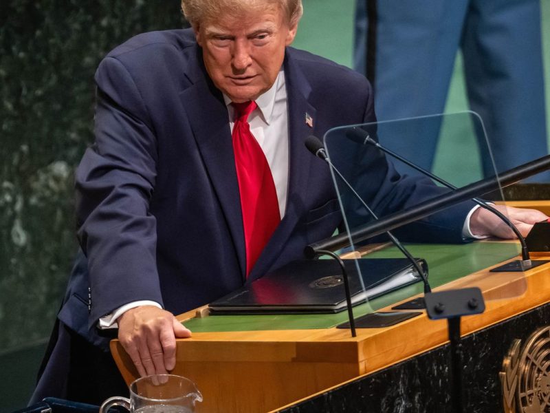 Trump rejeita regulação global da IA e propõe renomear tecnologia como superinteligência