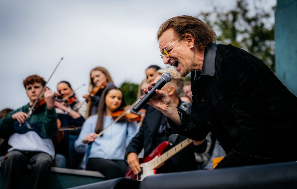 U2 celebra 50 anos com shows em Dublin, volta à antiga escola e homenageia Glen Hansard