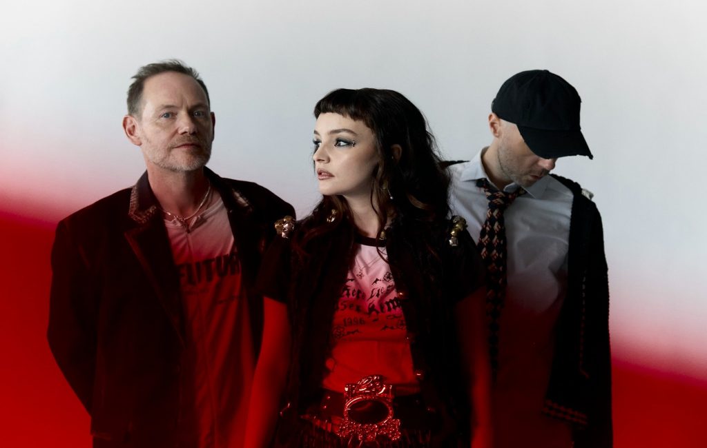 Chvrches lançam Roses após cinco anos e marcam shows intimistas em Glasgow e Londres