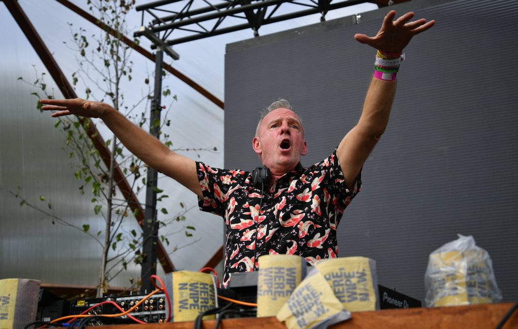 Fatboy Slim diz que nunca recebeu cachê para tocar no Glastonbury, apesar de mais de 100 apresentações