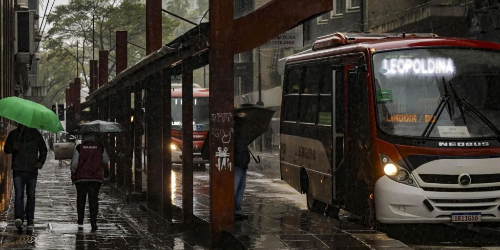 Chuva e queda de temperatura marcam fim de semana prolongado no país