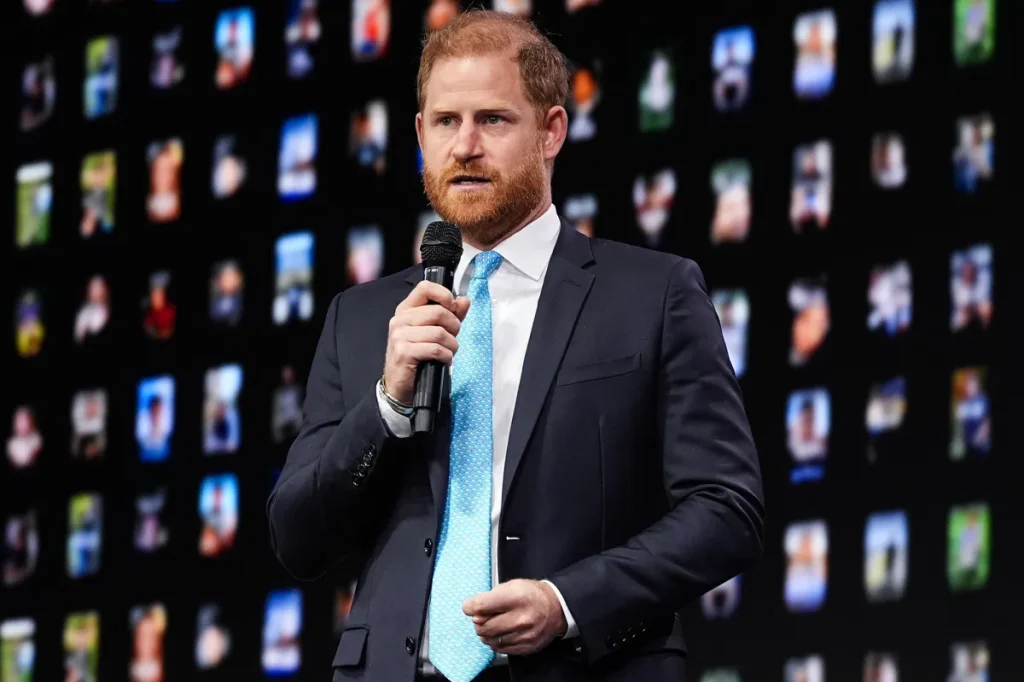 Prince Harry volta a Nova York após mudança para o Reino Unido; Jennifer Lopez e Brad Pitt também aparecem em registros recentes