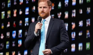 Prince Harry volta a Nova York após mudança para o Reino Unido; Jennifer Lopez e Brad Pitt também aparecem em registros recentes