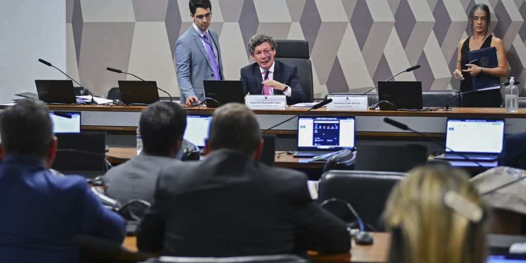 Comissão adia votação da MP que extingue taxa das blusinhas para quarta-feira
