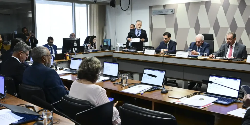 Senado aprova em comissão proposta que extingue jornada 6×1