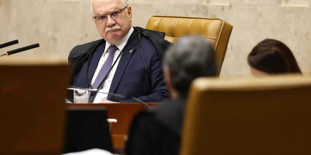 Fachin suspende sessão do STF e adia encontro entre Mendonça e Moraes após crise interna