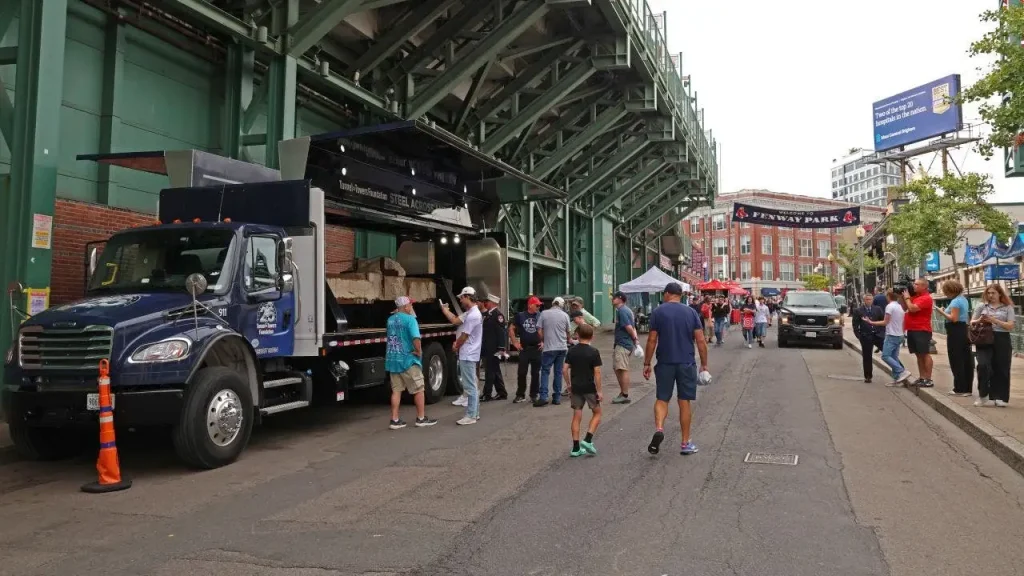Viga de aço do World Trade Center é exibida no Fenway Park em Boston