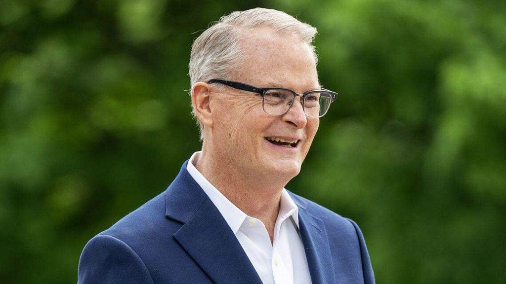 Candidato democrata ao Senado no Kansas pede que Kamala Harris fique fora de sua campanha