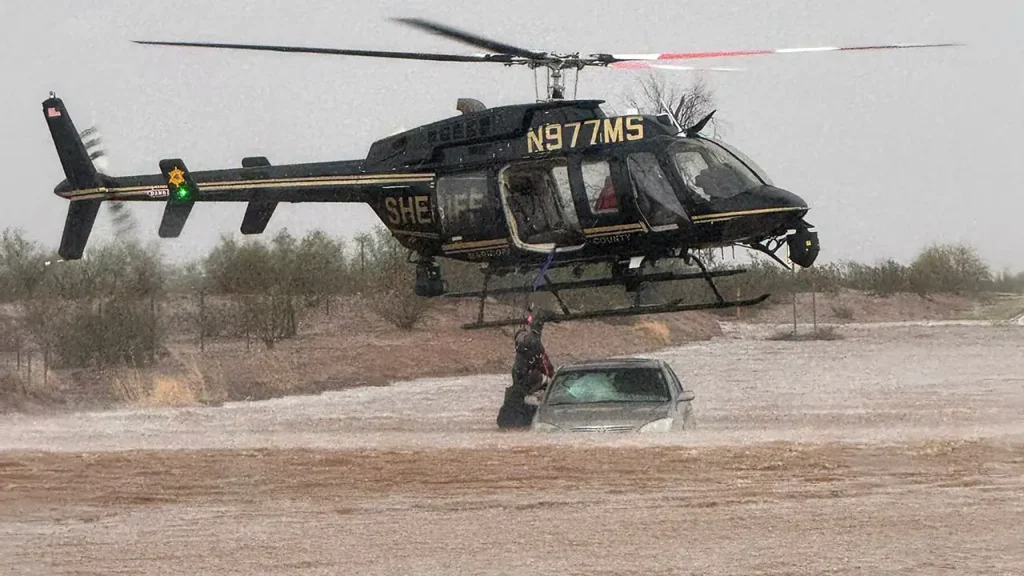 Helicóptero do xerife resgata dois idosos de carro preso em enchente no Arizona