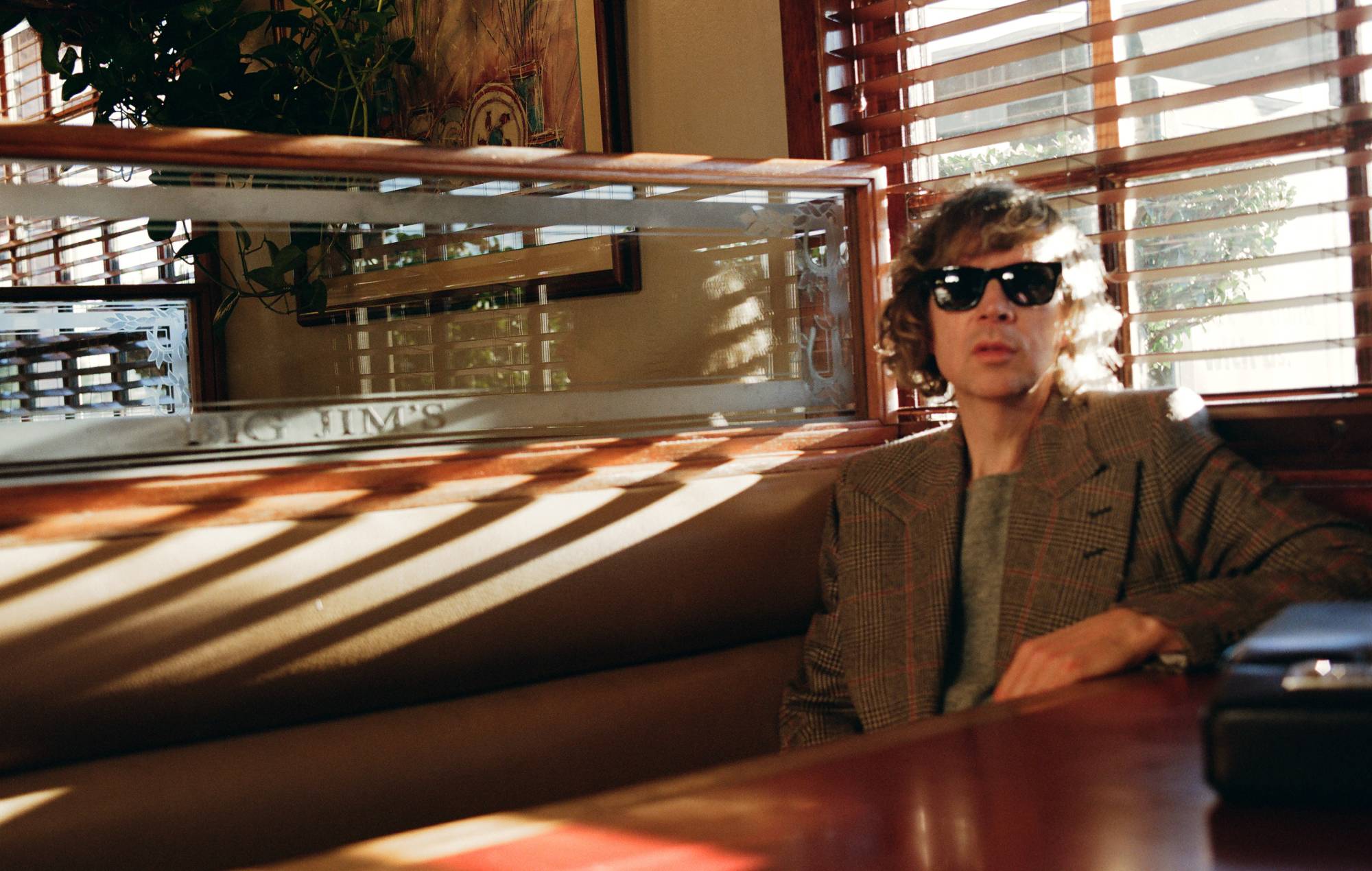 Beck lança Ride Lonesome e diz que precisou de tempo para ter coragem de ser direto e emocional