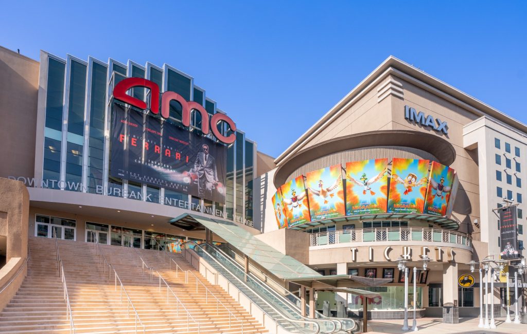 Homem é preso após borrifar pimenta em espectador que usava celular em cinema de Los Angeles