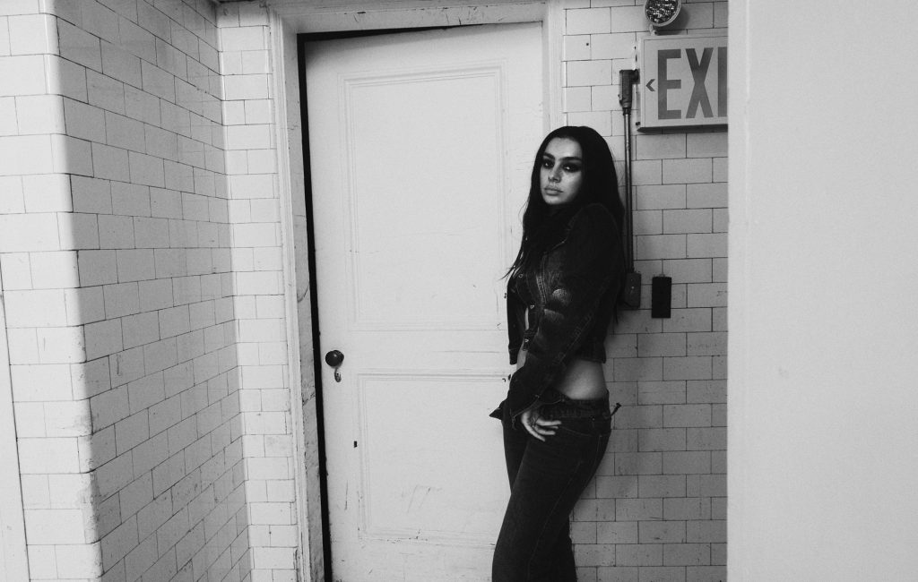 Charli XCX estreia turnê Music, Fashion, Film na Filadélfia com Persona ao vivo e dueto com Underscores
