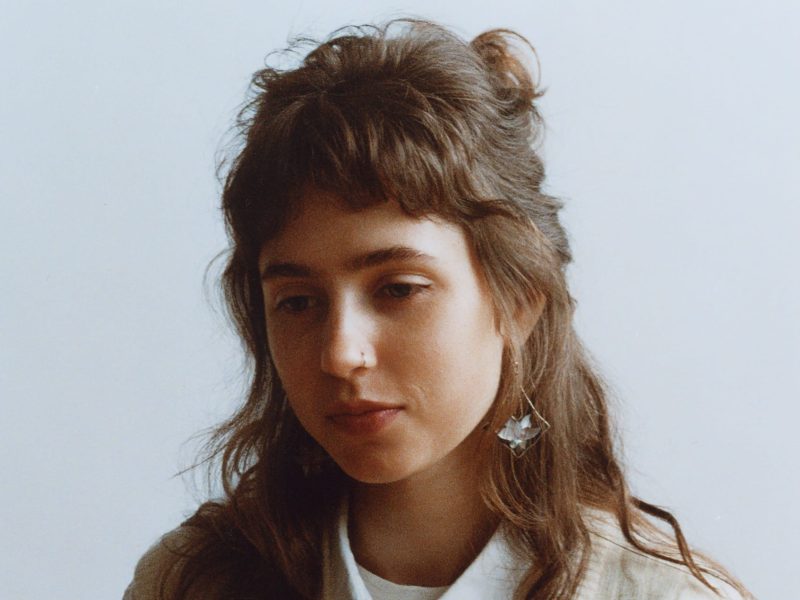 Clairo anuncia novo álbum com 11 músicas prontas