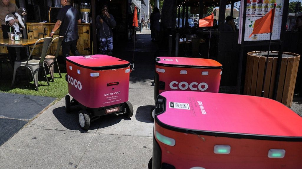 Robôs de entrega bloqueiam calçada em Chicago e acendem alerta sobre acessibilidade