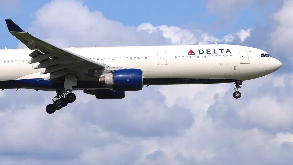 Voo da Delta para Boston faz pouso de emergência em Porto após fumaça na cabine