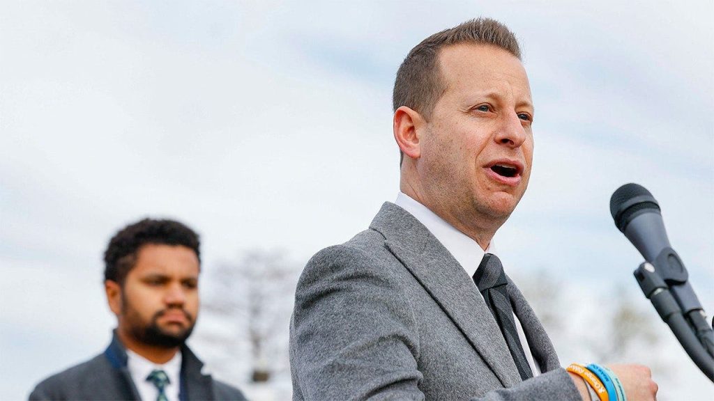 Auditoria aponta US$ 1,23 bilhão em verbas da covid sem monitoramento sob gestão de Jared Moskowitz na Flórida