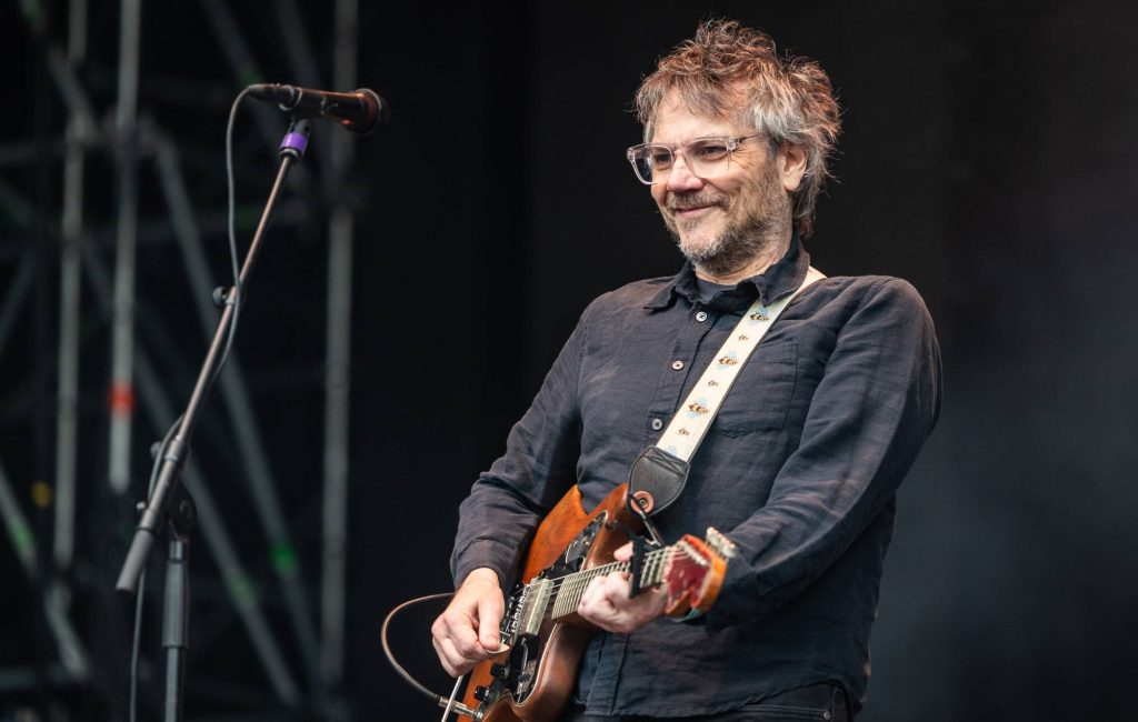 Jeff Tweedy grava cover de Wild Connection, do Twisted Teens, e diz que soa como versão mais jovem de si mesmo